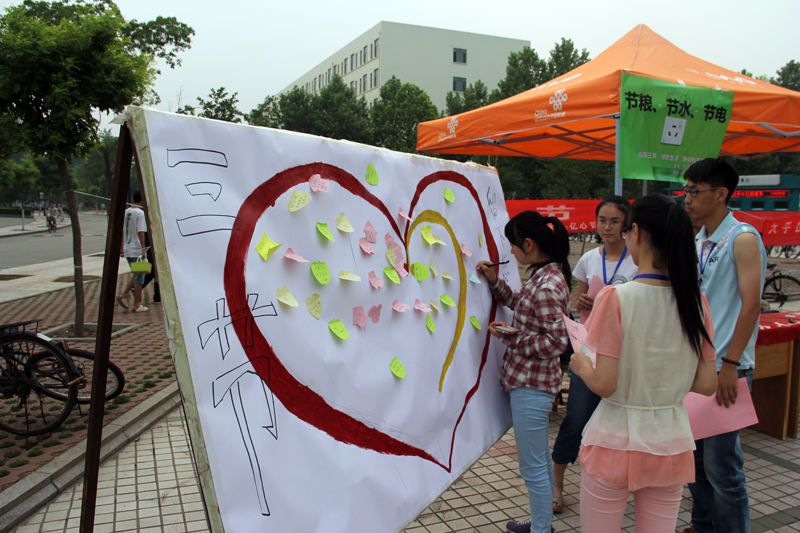 <a href='/2014/0527/c4959a231539/page.htm' target='_blank' title='饮食服务中心联合学生社团启动“三节”主题宣传教育活动'>饮食服务中心联合学生社团启动“三节”主题宣传教育活动</a>